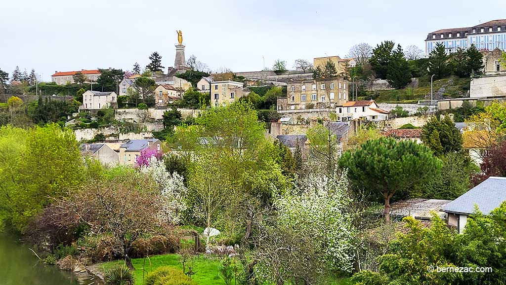 Poitiers, avril 2024 le printemps au Pont Neuf