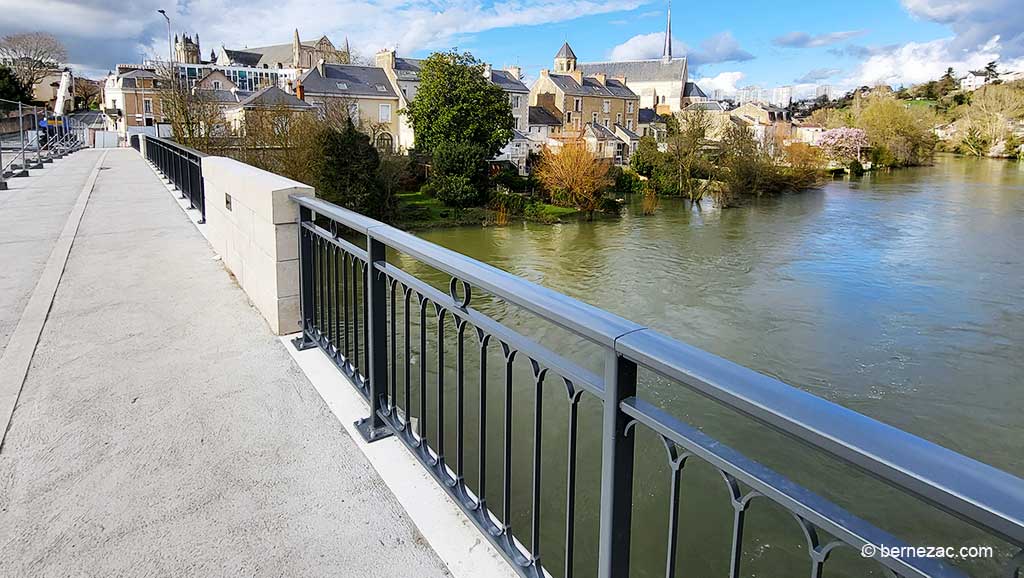 Poitiers, avril 2024 le printemps au Pont Neuf