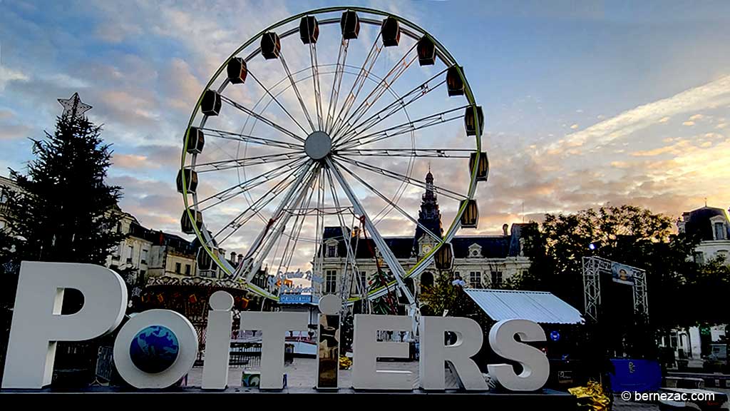 Poitiers, matin calme sur la roue et le marché de Noël