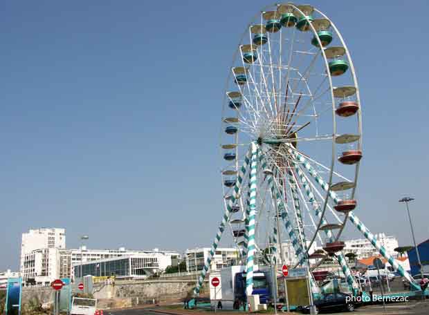 Royan, la grande roue avec le quartier de Foncillon