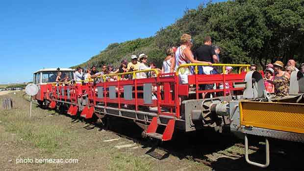 arrivée du train touristique à la gare de Soulac, dans la forêt proche du centre ville et des plages