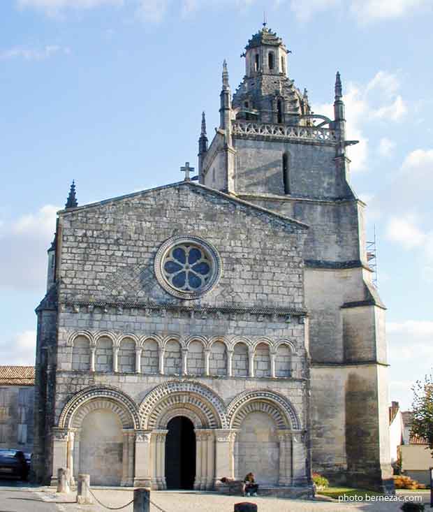 Saint-Fort-sur-Gironde, la façade de l'église Saint-Fortunat
