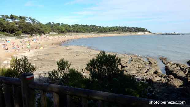 Saint-Palais-sur-Mer, la plage du Platin vue depuis le sentier des Douaniers