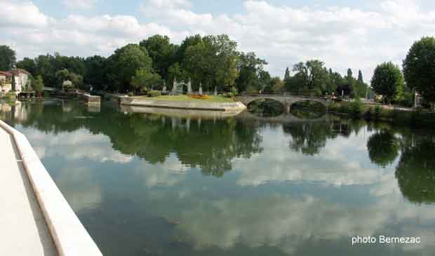 Jarnac, vue vers l'écluse et le jardin public 