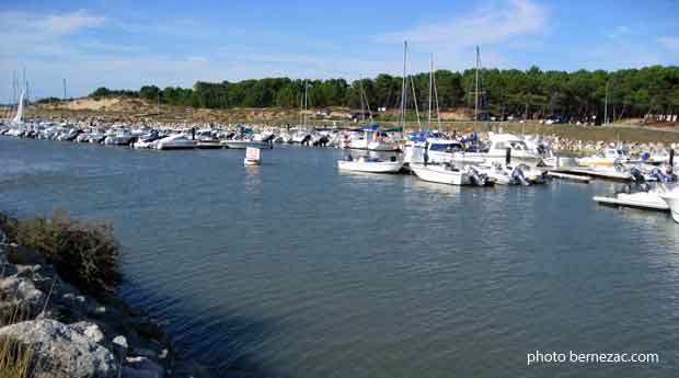 La Palmyre, le port vu de la jetée