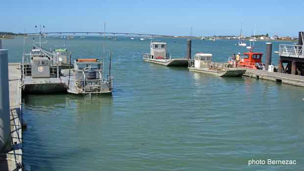 La Tremblade, l'embarcadère sur la Seudre, vue vers l'aval et le pont de la Seudre.