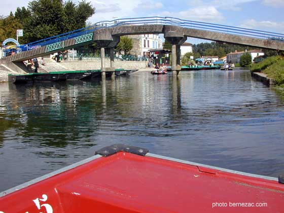 Marais Poitevin, la passerelle de Coulon