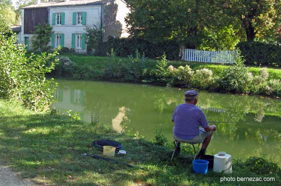 Coulon, pêcheur au bord de la Sèvre