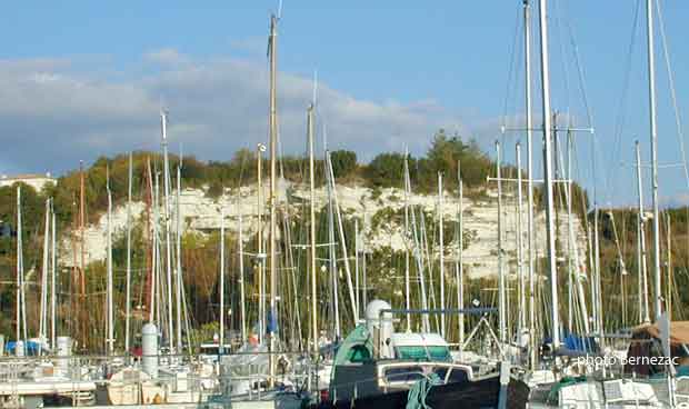 Mortagne-sur-Gironde, le port et la falaise