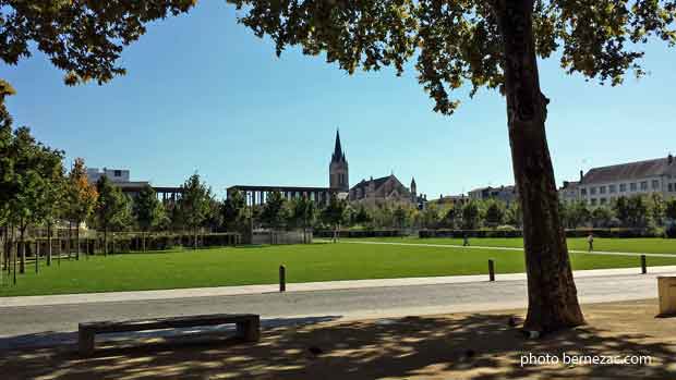 Niort, jardins de la Brèche, vue sur les jardins et l'église Saint-Hilaire