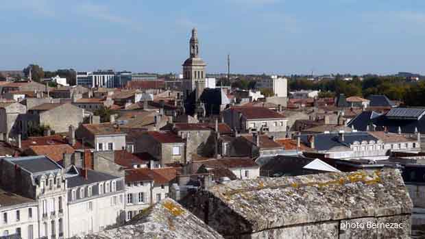 Niort, vue du beffroi du Pilori depuis l'entrée la terrasse du donjon