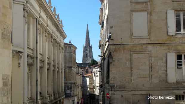 Niort, vue sur le clocher de l'église Notre-Dame depuis l'entrée du Pilori