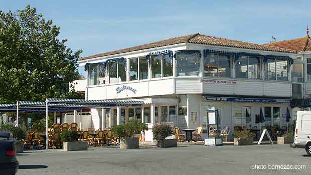 terrasses sur le port du Château d'Oléron