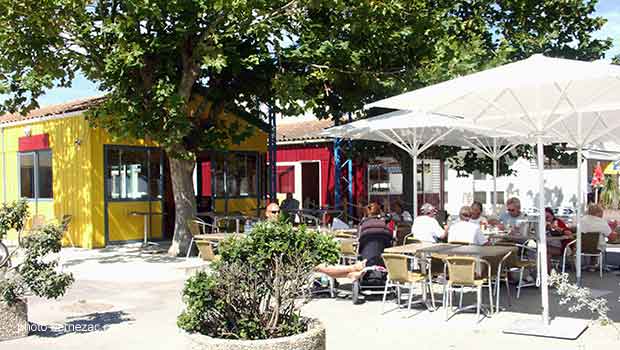 terrasses sur le port du Château d'Oléron