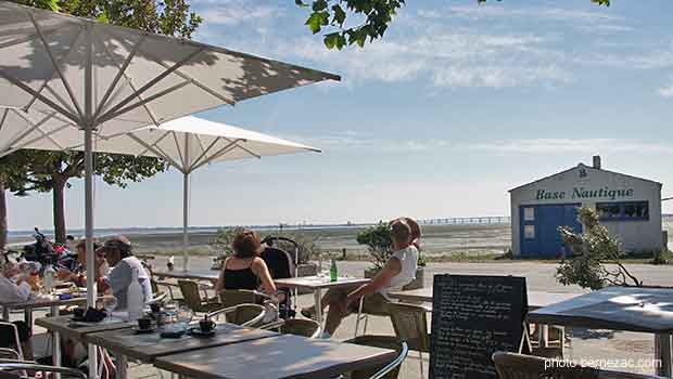 terrasses sur le port du Château d'Oléron