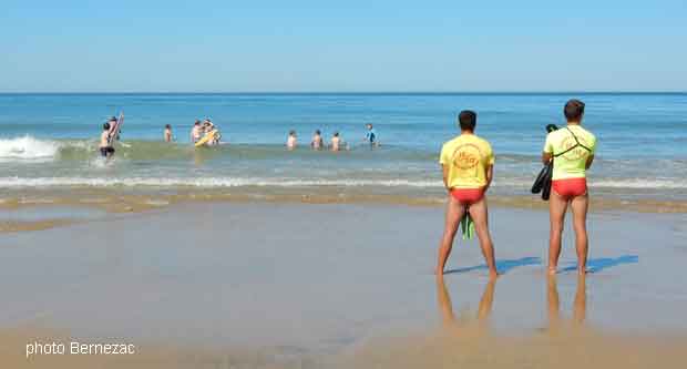 sous l'oeil attentif de la surveillance... plage de la coubre