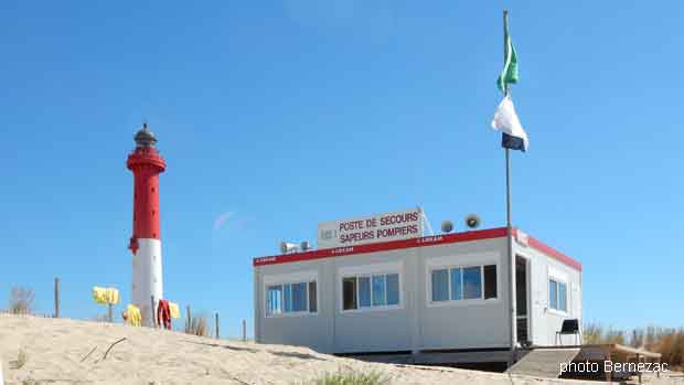 La plage de La Coubre, le phare et le poste de secours