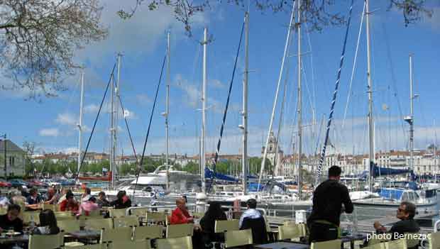 La Rochelle, terrasses au printemps