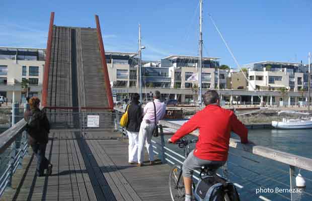 La Rochelle, la passerelle levante du bassin des Chalutiers