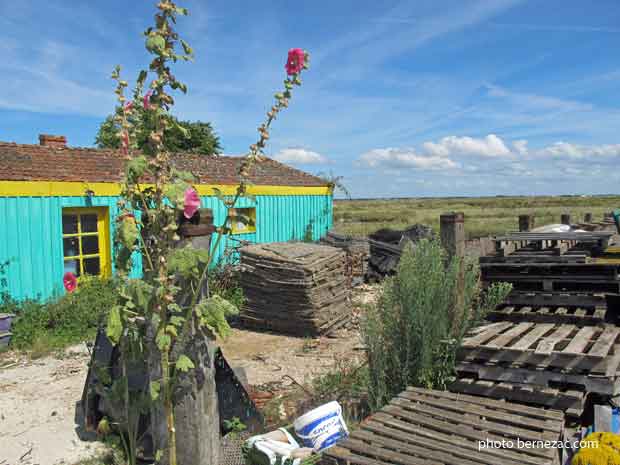 Marennes, cabanes ostréicoles, chenal de La Cayenne