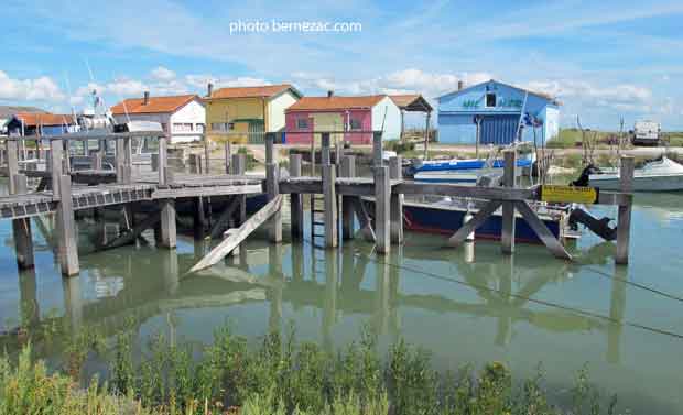 Marennes, cabanes sur le port de La Cayenne