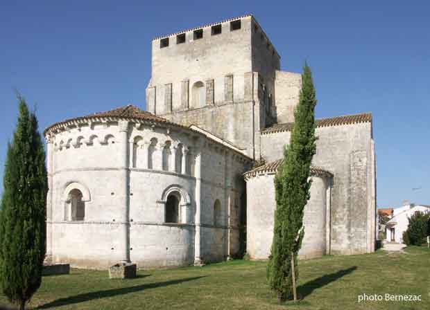 Mornac, chevet  de l'église St-Pierre