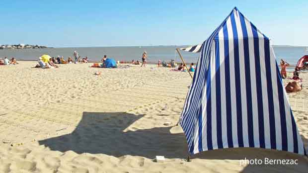 Royan, tente de plage emblèmatique de Royan