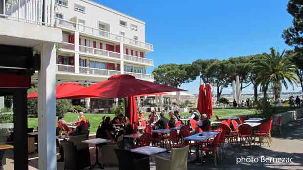 Royan, terrasses sur le front de mer