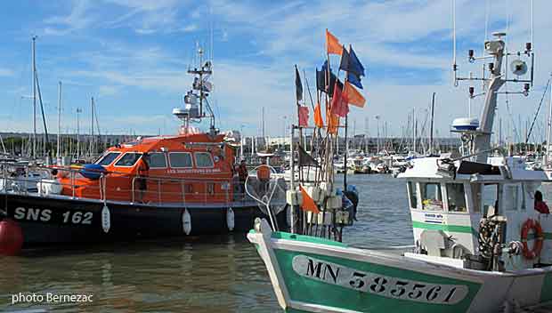 Royan, bateau de pêche et vedette SNSM