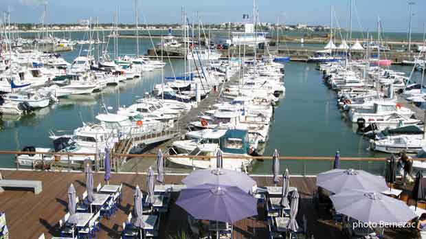 Royan port de plaisance vu des voûtes du port