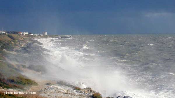 saint-palais-sur-mer, vagues sur la falaise de la Grande Côte