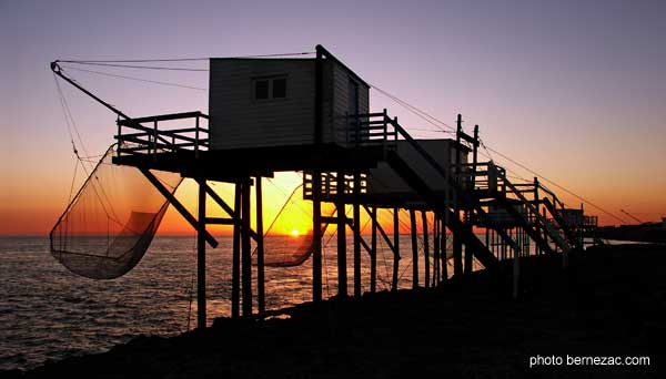 Saint-Palais-sur-Mer, carrelets et soleil couchant 