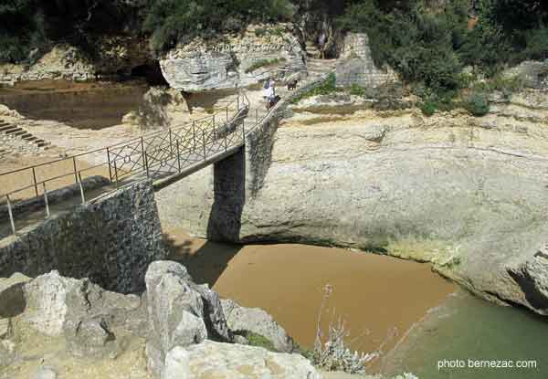 saint-palais-sur-mer, passerelle du sentier des pierrières