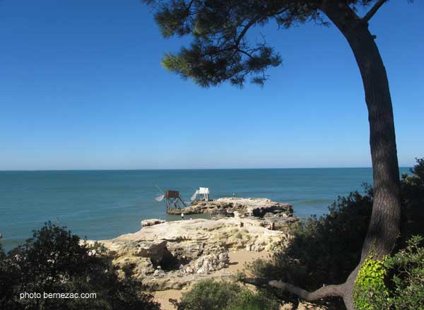 saint-palais-sur-mer, le pont du Diable vu du sentier des Pierrières