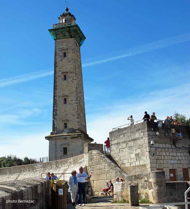 Saint-Georges-de-Didonne, le phare vu du port
