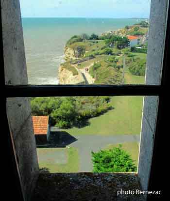 Saint-Georges-de-Didonne, vue sur l'océan depuis l'escalier du phare