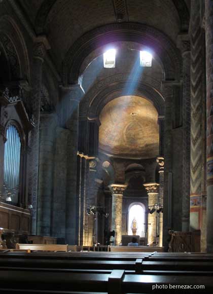 Poitiers, Notre-Dame-la-Grande, rayons de soleil dans la nef