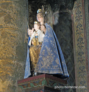 Poitiers, Notre-Dame-la-Grande, la statue de Notre-Dame-des-Clefs