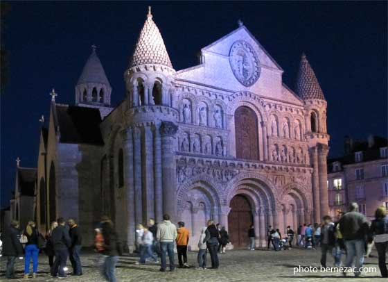 Poitiers, Notre-Dame-la-Grande, rendes-vous du soir sur le parvis