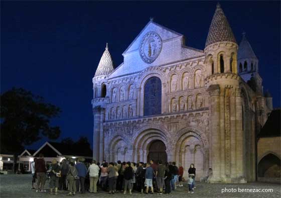 Poitiers, Notre-Dame-la-Grande, la façade mise en lumière
