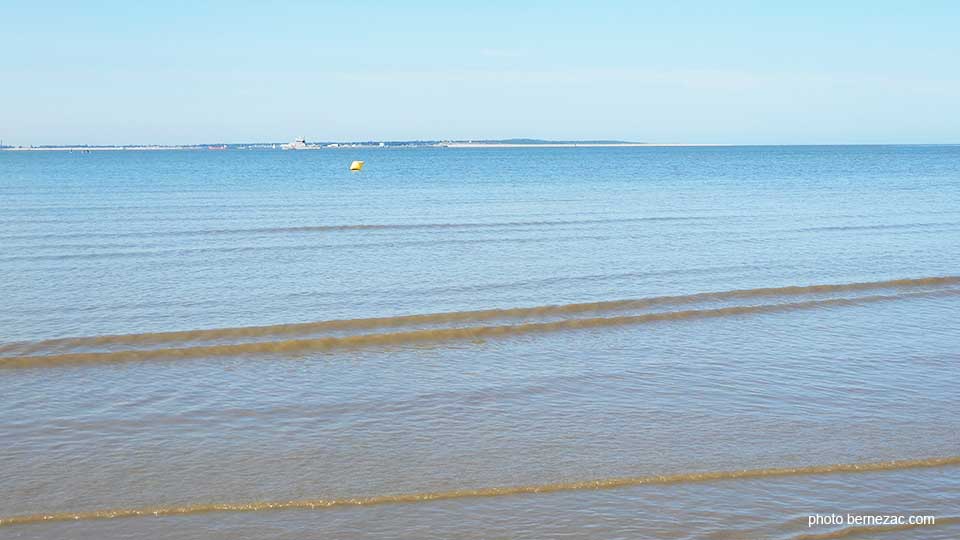 Royan - plage de la Grande Conche, vue sur l'estuaire de la Gironde et la Pointe de Grave, rive gauche