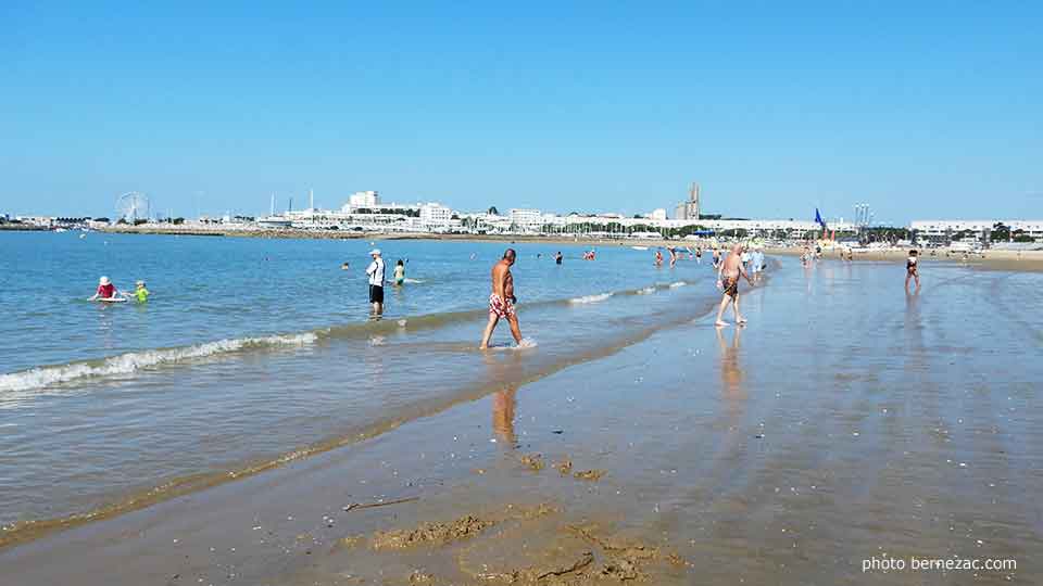 Royan - plage de la Grande Conche, vues côté front de mer et ville de Royan