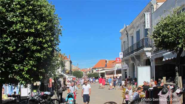 Soulac-sur-Mer, la longue rue piétonne perpendiculaire au front de mer