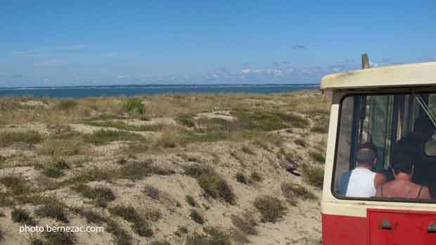 Le train touristique en direction de la Pointe de Grave, les dunes et l'océan
