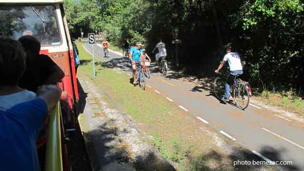 Le train touristique en direction de la Pointe de Grave, la piste cyclable